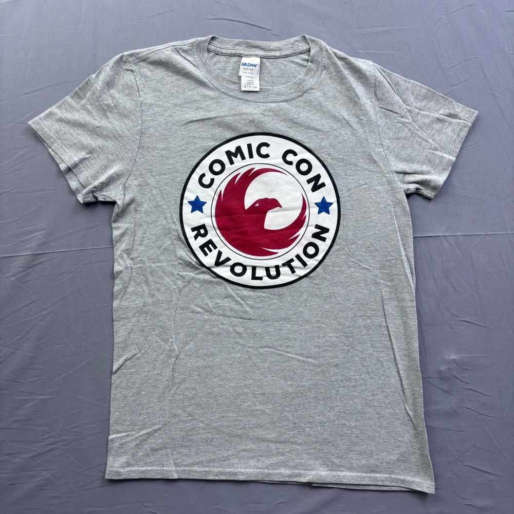 Gildan Comic Con Revolution Graphic T-Shirt Mens Small Gray Softstyle Ring Spun